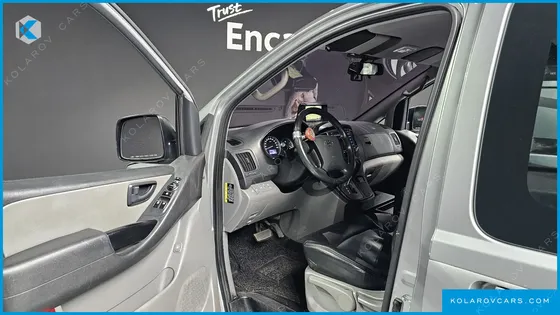 HYUNDAI STAREX VAN 3-SEATER