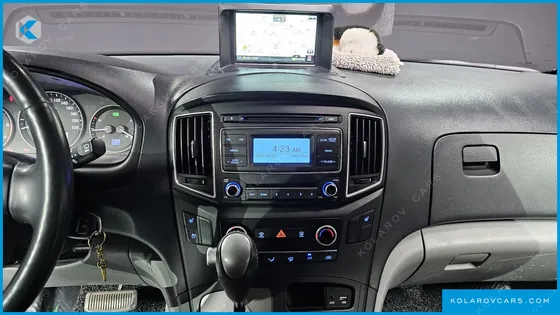 HYUNDAI STAREX VAN 3-SEATER