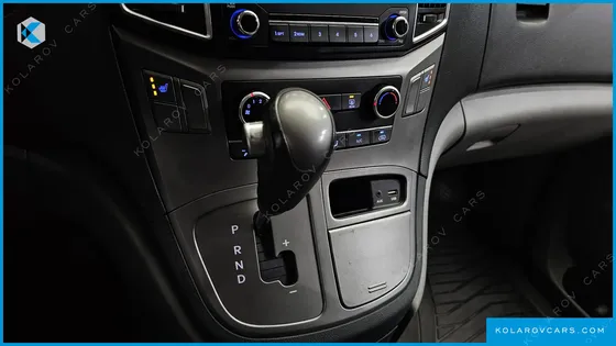 HYUNDAI STAREX VAN 3-SEATER