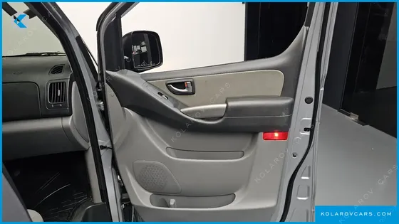 HYUNDAI STAREX VAN 3-SEATER