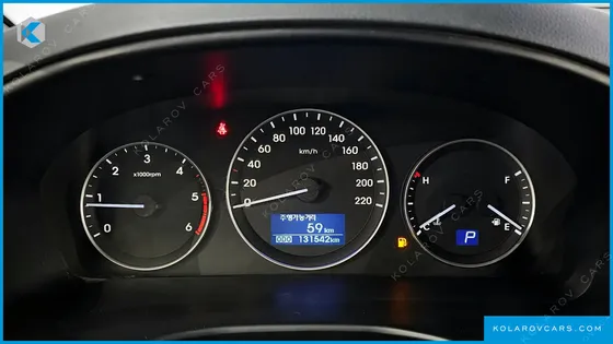 HYUNDAI STAREX VAN 5-SEATER