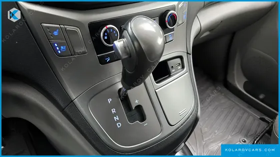 HYUNDAI STAREX VAN 5-SEATER