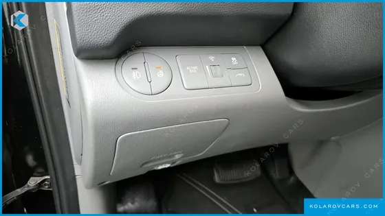 HYUNDAI STAREX VAN 5-SEATER