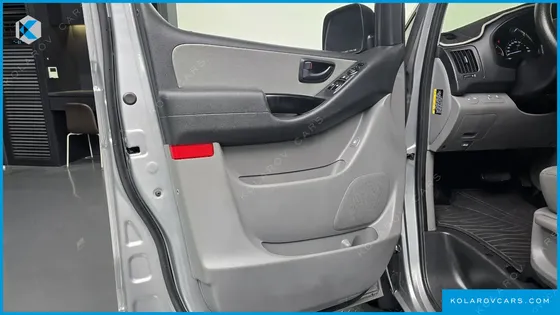 HYUNDAI STAREX VAN 3-SEATER