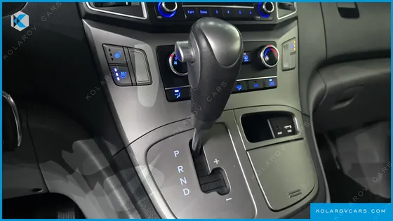 HYUNDAI STAREX VAN 5-SEATER