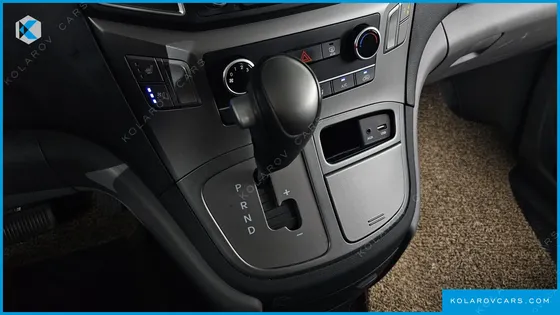 HYUNDAI STAREX VAN 3-SEATER