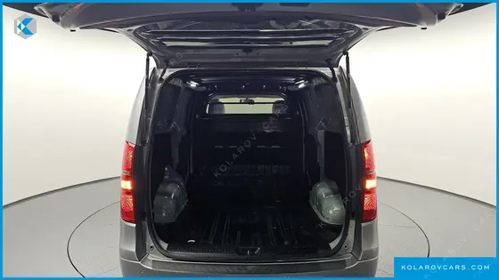 HYUNDAI STAREX VAN 3-SEATER