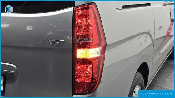 HYUNDAI STAREX VAN 3-SEATER