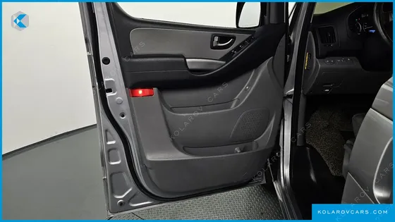 HYUNDAI STAREX VAN 3-SEATER