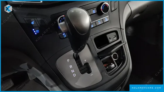 HYUNDAI STAREX VAN 5-SEATER