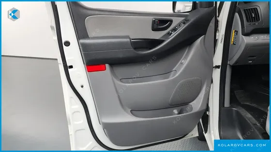 HYUNDAI STAREX VAN 5-SEATER