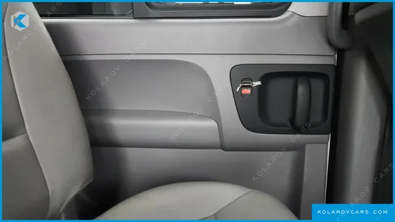 HYUNDAI STAREX VAN 5-SEATER