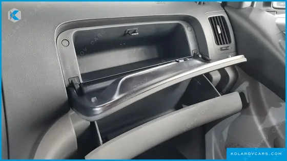 HYUNDAI STAREX VAN 5-SEATER