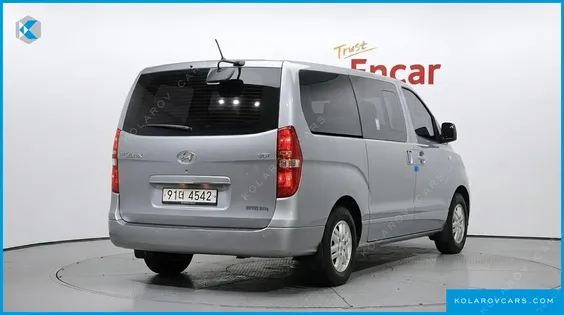 HYUNDAI STAREX VAN 5-SEATER