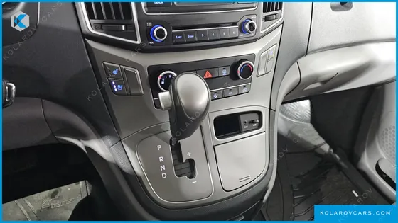 HYUNDAI STAREX VAN 5-SEATER