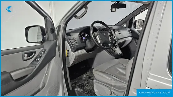 HYUNDAI STAREX VAN 5-SEATER