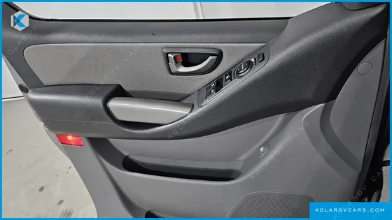 HYUNDAI STAREX VAN 5-SEATER