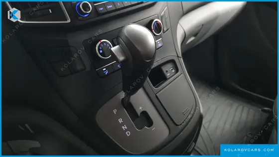 HYUNDAI STAREX VAN 5-SEATER