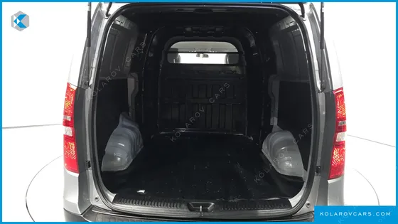 HYUNDAI STAREX VAN 5-SEATER