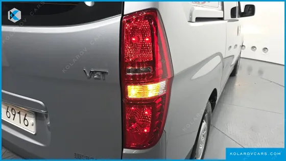 HYUNDAI STAREX VAN 5-SEATER