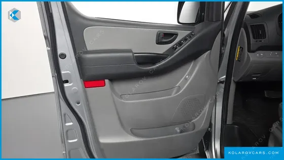 HYUNDAI STAREX VAN 5-SEATER