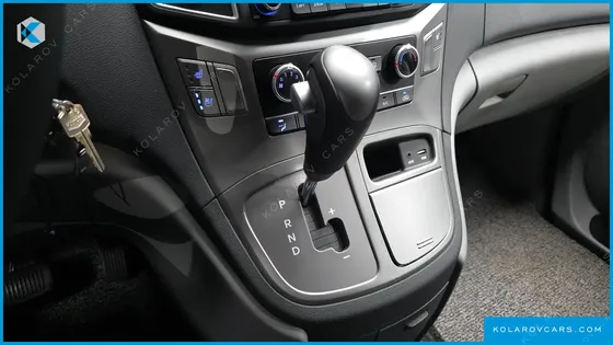 HYUNDAI STAREX VAN 5-SEATER