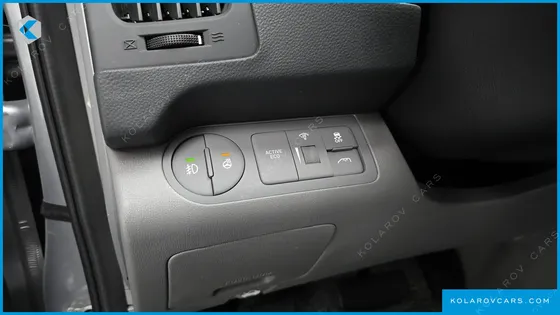 HYUNDAI STAREX VAN 5-SEATER