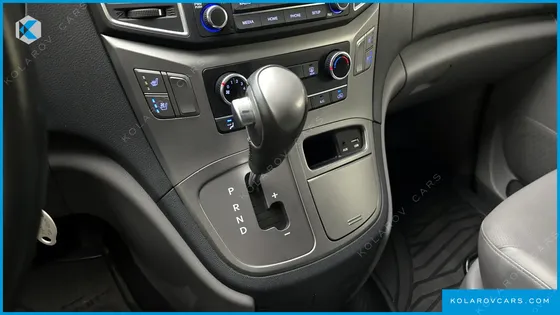 HYUNDAI STAREX VAN 5-SEATER
