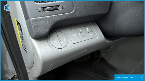HYUNDAI STAREX VAN 5-SEATER