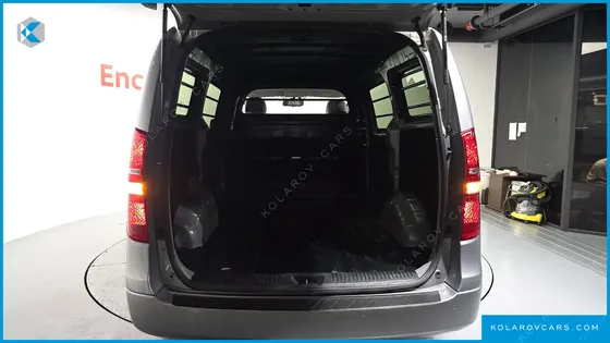 HYUNDAI STAREX VAN 3-SEATER