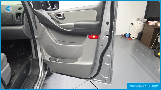 HYUNDAI STAREX VAN 3-SEATER