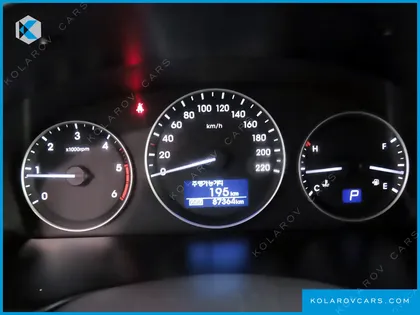 HYUNDAI STAREX VAN 5-SEATER