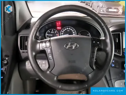 HYUNDAI STAREX VAN 5-SEATER