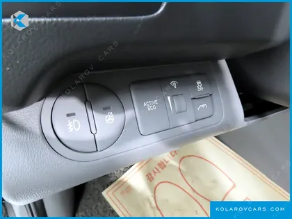 HYUNDAI STAREX VAN 5-SEATER
