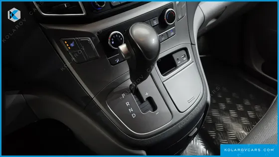 HYUNDAI STAREX VAN 3-SEATER