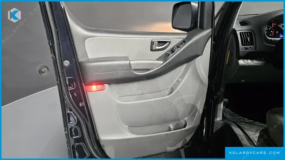 HYUNDAI STAREX VAN 3-SEATER
