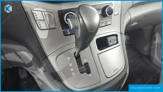 HYUNDAI STAREX VAN 5-SEATER