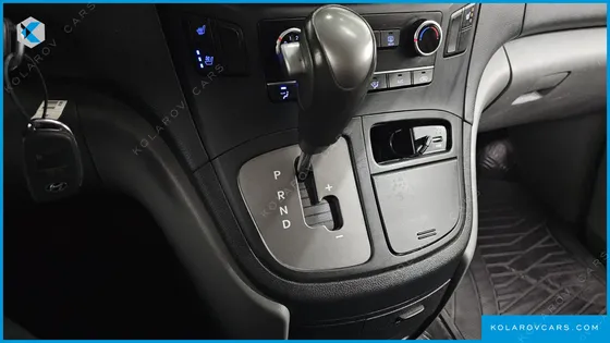 HYUNDAI STAREX VAN 5-SEATER