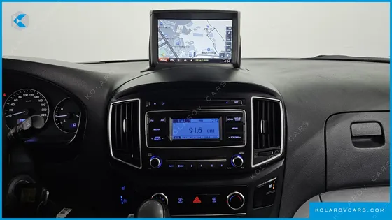 HYUNDAI STAREX VAN 5-SEATER