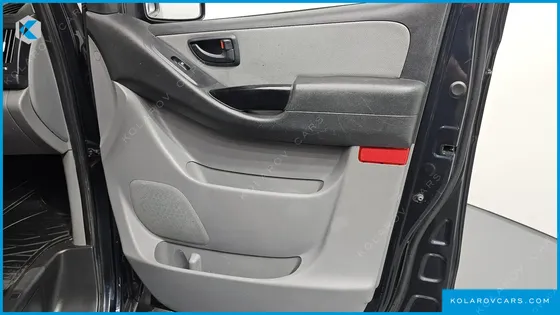 HYUNDAI STAREX VAN 5-SEATER