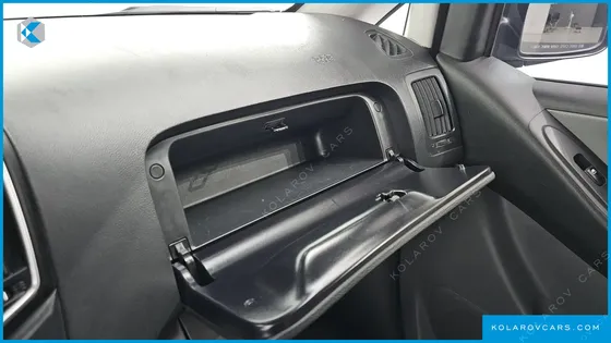 HYUNDAI STAREX VAN 5-SEATER