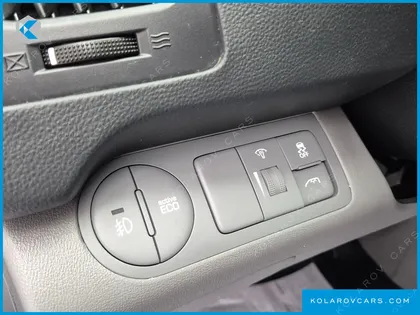HYUNDAI STAREX VAN 5-SEATER