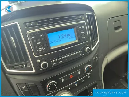 HYUNDAI STAREX VAN 5-SEATER