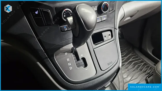 HYUNDAI STAREX VAN 5-SEATER