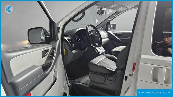 HYUNDAI STAREX VAN 5-SEATER