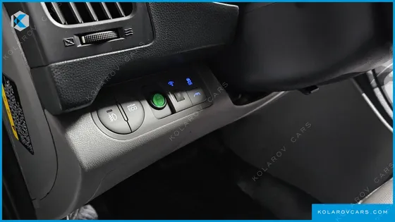 HYUNDAI STAREX VAN 5-SEATER