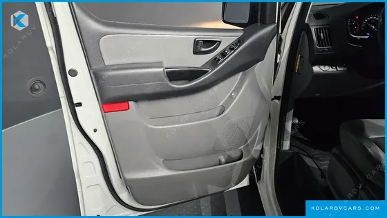 HYUNDAI STAREX VAN 5-SEATER