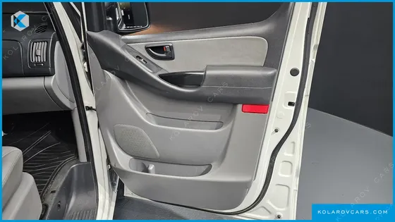 HYUNDAI STAREX VAN 5-SEATER