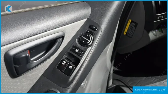 HYUNDAI STAREX VAN 5-SEATER