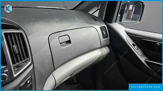 HYUNDAI STAREX VAN 5-SEATER